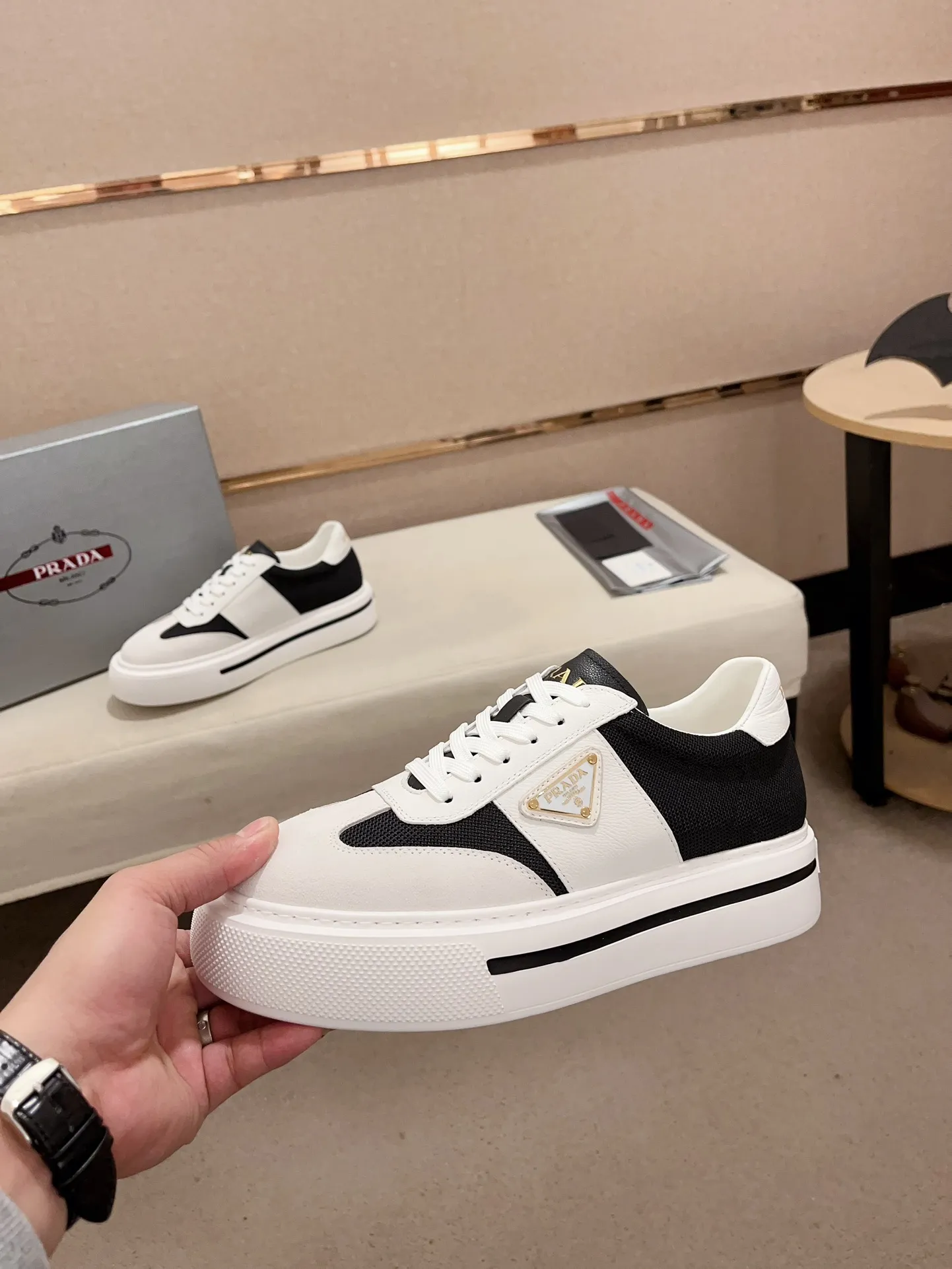 Men's shoes 💰 580💰 ✔️✔️✔️Higher version High-quality new PRADA (Prada) counters are launched simultaneously. The new men's shoes and 😘 fabrics are made of high-tech glue-spraying technology. Lining: Full cowhide lining. 👍🏿 High-end ☄️ air-cushion molded anti-slip rubber outsole, exquisite lines, simple and elegant, comfortable and high-end for leisure travel. Code number: 38 to 44 (45 can be customized and cannot be returned or exchanged)